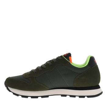 Baskets running kaki à semelle crantée et un logo brodé sur les côtés