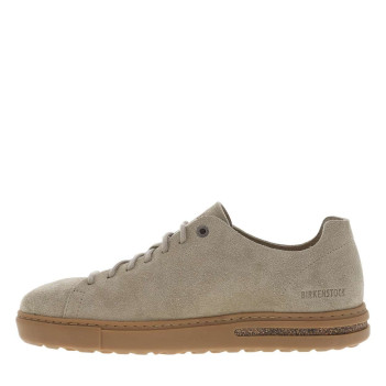 Sneakers en cuir taupes en daim à semelle plate en gomme et à lacets ronds