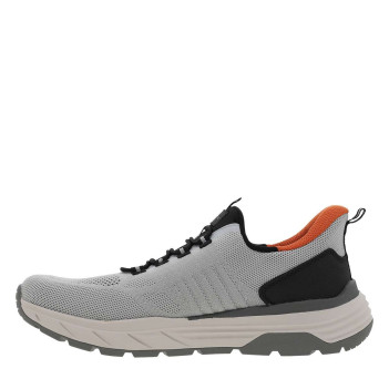 Sneakers grises à talon compensé bas avec une fermeture slip-on