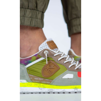 Baskets basses homme en cuir vert et taupe avec le logo iconique sur le côté