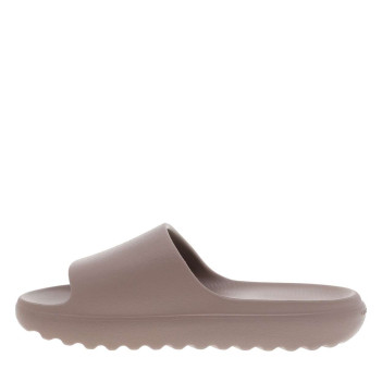 Claquettes taupe à talon plat avec logo embossé dans la semelle