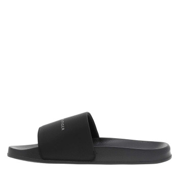 Claquettes noires avec un talon plat et une semelle en forme cuvette