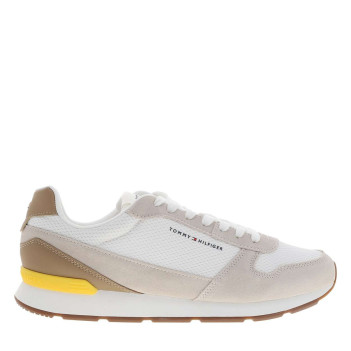 Baskets blanches et beiges en cuir avec un talon plat et des lacets