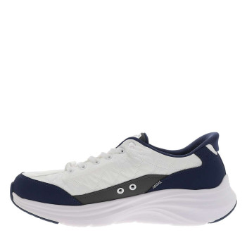 Baskets blanches avec un patch sur la languette et une fermeture slip-on