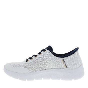 Baskets blanches avec une semelle plate et une fermeture slip-on