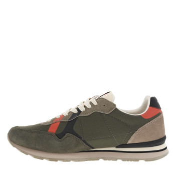 Baskets running en cuir kaki à semelle beige avec lacets plats écrus