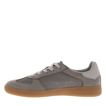 Sneakers en croûte de cuir taupe à talon plat et à lacets plats ton sur ton