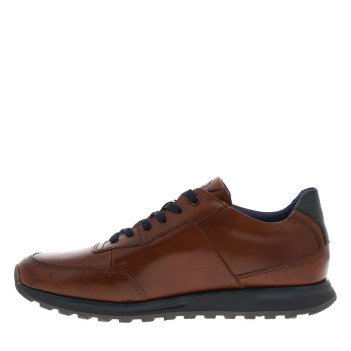 Sneakers en cuir cognac à semelle grise avec lacets plats bleus