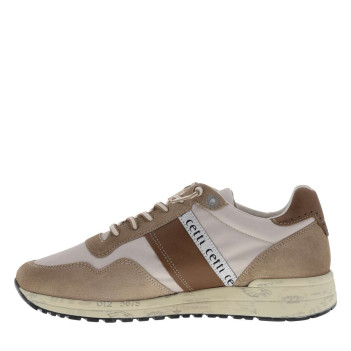 Baskets running en cuir taupe avec des motifs sur la semelle et des lacets ronds