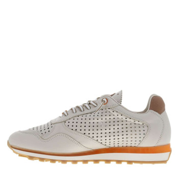 Baskets running en cuir blanches à talon plat avec des aérations sur le pourtour