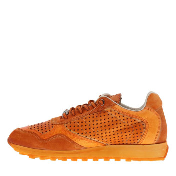 Baskets running en cuir orange à talon plat avec des aérations sur le pourtour