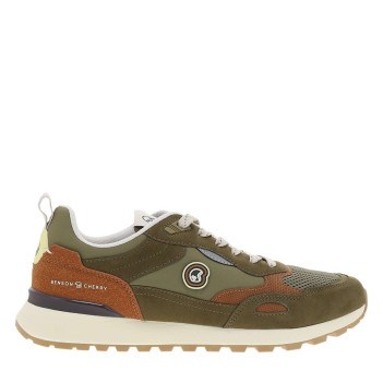 Baskets kaki à semelle plate avec un patch de la marque sur la languette
