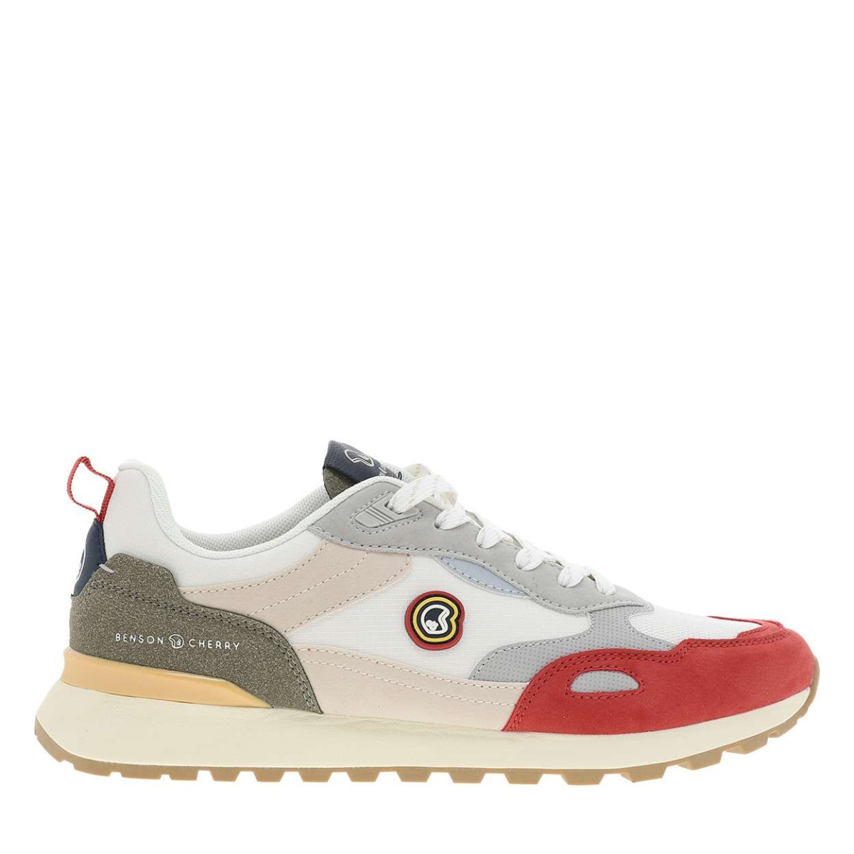 Baskets multicolores à semelle plate avec un patch de la marque sur la languette