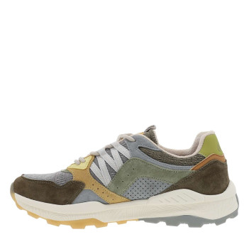Baskets running olive et grises avec un talon plat et des lacets ronds