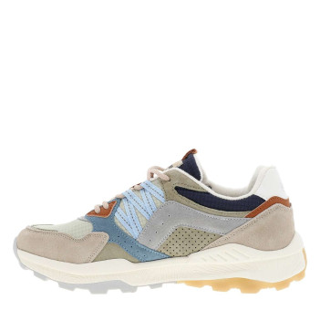 Baskets running vertes avec un talon plat et des lacets beiges