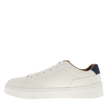 Sneakers blanches avec un logo de la marque et des lacets plats