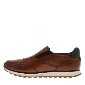 Sneakers en cuir cognac à talon plat avec une fermeture slip-on